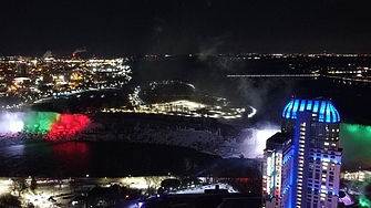 Ниагарският водопад грейна в цветовете на българското знаме на 3