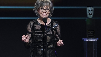 Независимият филм Всичко навсякъде наведнъж който съчетава елементи на абсурдистка