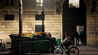 Растящите планини от боклук по улиците на Париж сега се