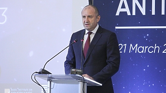 Президентът Радев всячески се опитва да дистанцира България от случващото се