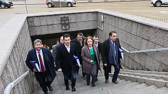 В деня преди най цветния уикенд в годината фокусът отново бе