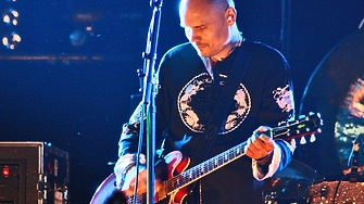 Удивително доста китаристко и много пó рок парче от обичайното