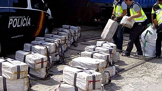Близо 2 тона кокаин са открити да плават свободно в