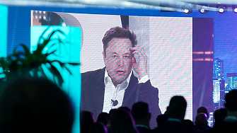 Починали знаменитости се надпреварват кой първи ще си закупи синя