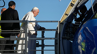 Папа Франциск пристигна в Унгария на тридневно посещение по време