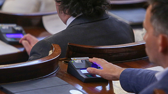 Парламентът отмени Великденската си ваканция която трябваше да бъде през