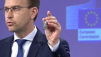 Това е парче от шрапнел от бомба тежаща 500 килограма