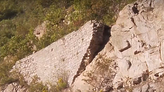 Укрепваща бетонна стена по пътя към Гърция в Кресненското дефиле