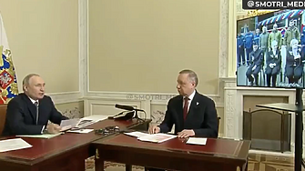 Руският президент Владимир Путин откри по видеовръзка десетина километра трамвайни линии в