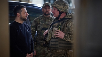 Украинският президент Володимир Зеленски носи пистолет и е щял да
