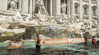 Климатичните активисти надграждат с протестите си От хвърлянето на доматено