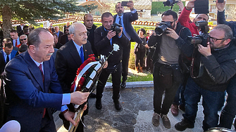 Публикации в профилите на потребител на TikTok и Facebook отправят