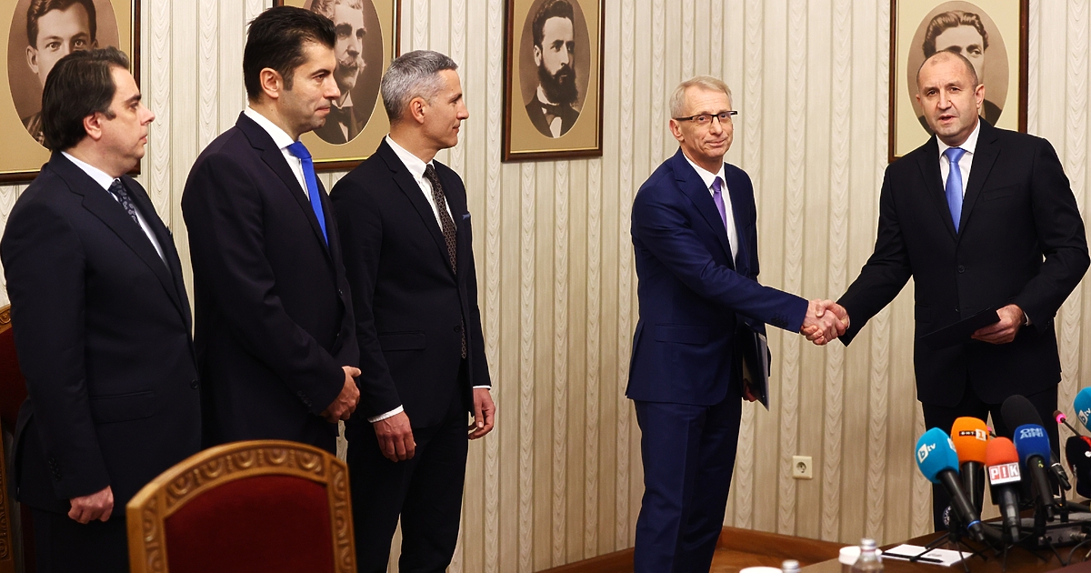 Безпрецедентно - президентът Румен Радев връчи мандат за съставяне на