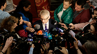 Политически лица са изтеглени от кабинета за да бъде той