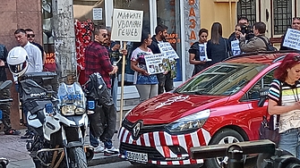 Два рехави протеста се събраха пред сградата на ВСС където