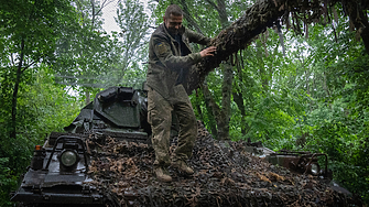 Командващият сухопътни сили на Украйна генерал Александър Сирски е посетил
