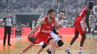 Александър Везенков се контузи при загуба на неговия Олимпиакос от