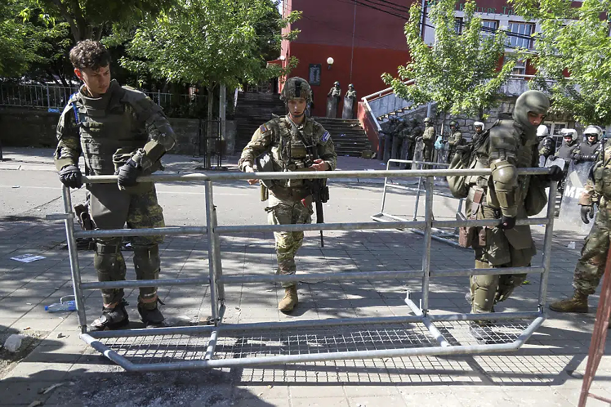 Косово: Сърби пак се събират на протест, НАТО поставя метални огради