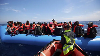 След потъването на препълнена с бежанци лодка край бреговете на