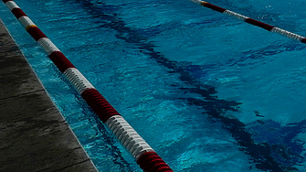 След ергенско парти в басейн на хотел в Поморие е