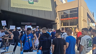 Скандирания обиди късане на плакати хвърляне на предмети и нападане