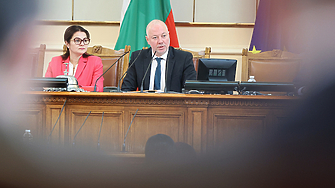 Детенце хубаво пиленце любаво къде под мишница с таз малка книжчица С този рефрен