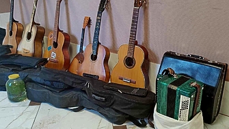 Aнна Гин е журналистка и писателка живее в украинския град Харкив Тя