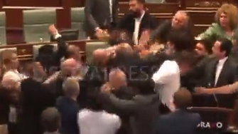 Премиерът на Косово Албин Курти беше нападнат от опозиционни депутати