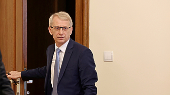 Широко затворени очи Така определя премиерът Николай Денков обичайния досегашен