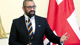 Британският външен министър Джеймс Клевърли отложи планираната си за този