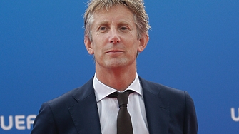 Състоянието на бившия вратар Едвин ван дер Саар остава стабилно