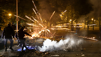 Властите във Франция забраниха днес продажбата и използването на фойерверки