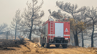 Около 2600 души от 17 селища бяха евакуирани заради горски