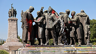 Скулптурните фигури на Паметника на съветската армия досега не са