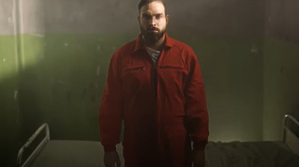 С видео от затворническа килия на фона на разказ за