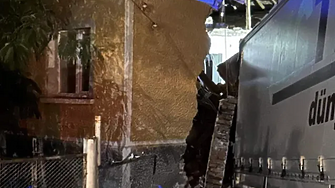 Тежкотоварен камион се е врязал късно снощи в къща във врачанското село