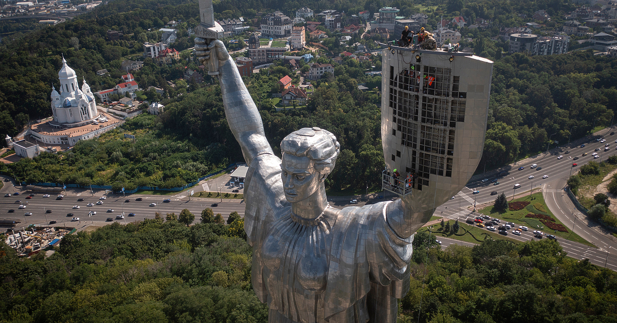 Сърпът и чукът от паметника Майка Украйна“ в Киев, една