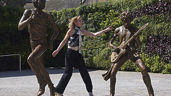 Бронзови статуи на две от най великите рокендрол звезди – Мик