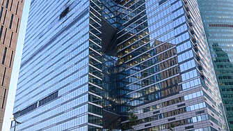 Дрон се вряза във висока бизнес сграда в деловата зона