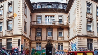 Красивата и емблематична сграда на ул Иван Вазов 5 ще