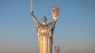 Рано тази сутрин работници в украинската столица Киев монтираха тризъбеца