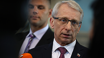 Ден пореден в който премиерът Николай Денков се обяснява за