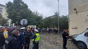 Десетки хора се събраха на протест пред сградата на Министерството