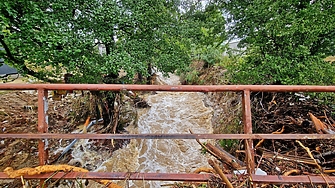 Двама души са загинали множество са в неизвестност стотици са