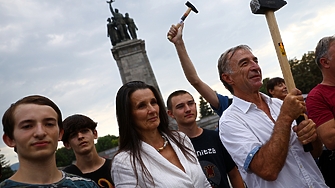 На 22 август вечерта около 30 души които настояват Паметникът