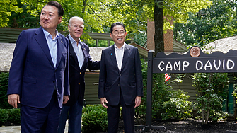 Лидерите на Япония САЩ и Южна Корея публикуваха днес съвместно