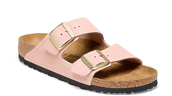 Сцената как актрисата Марго Роби сменя обувките си с високи