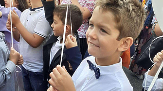 Удари първият училищен звънец Над 700 000 ученици влязоха в