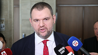 В парламента се провежда среща на премиера Николай Денков министри