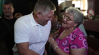 Бивш министър председател популист чиято партия се очаква да спечели предсрочните парламентарни